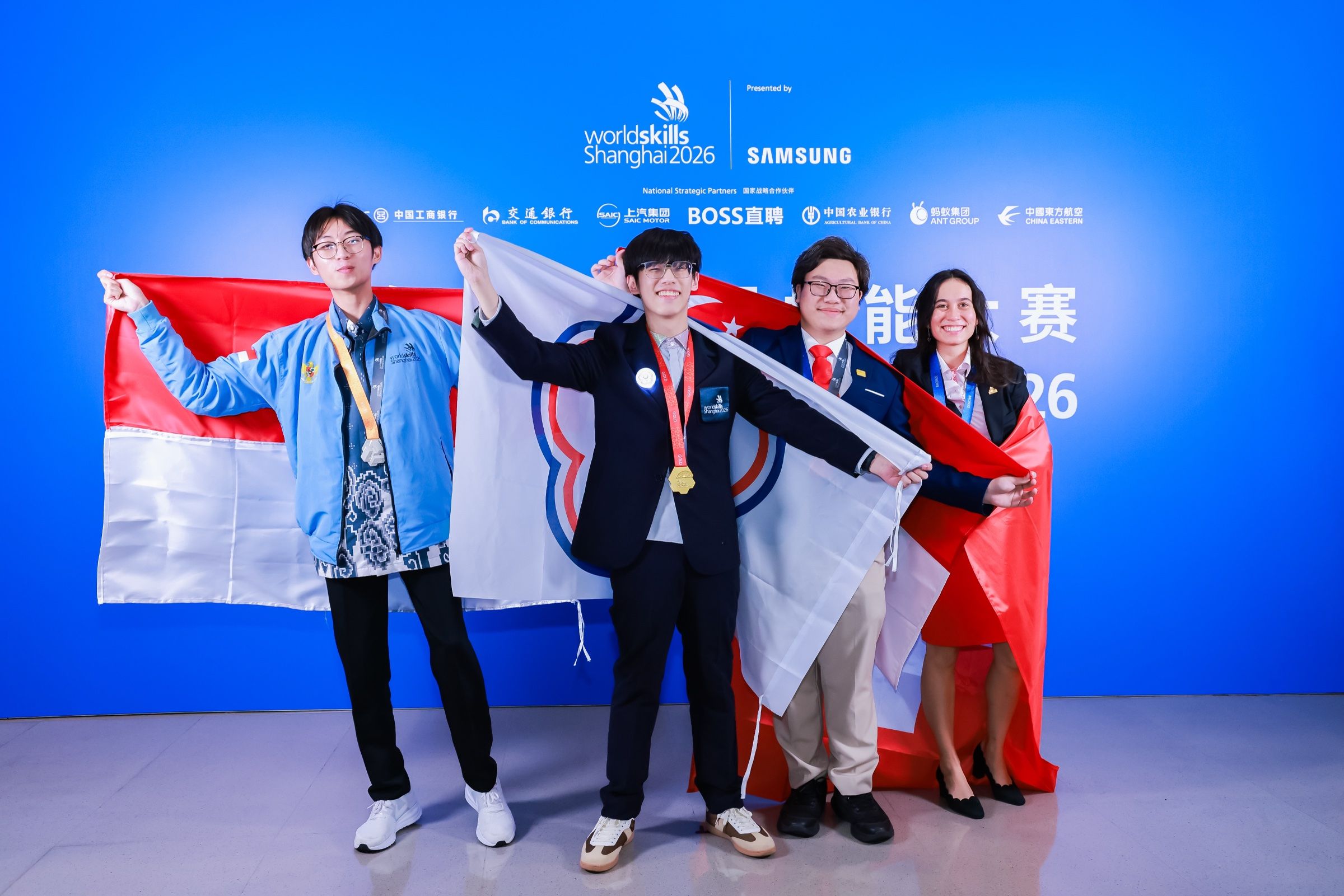 呂治寬在頒獎後展開代表隊旗、掛著金牌,與其他國家的選手合影